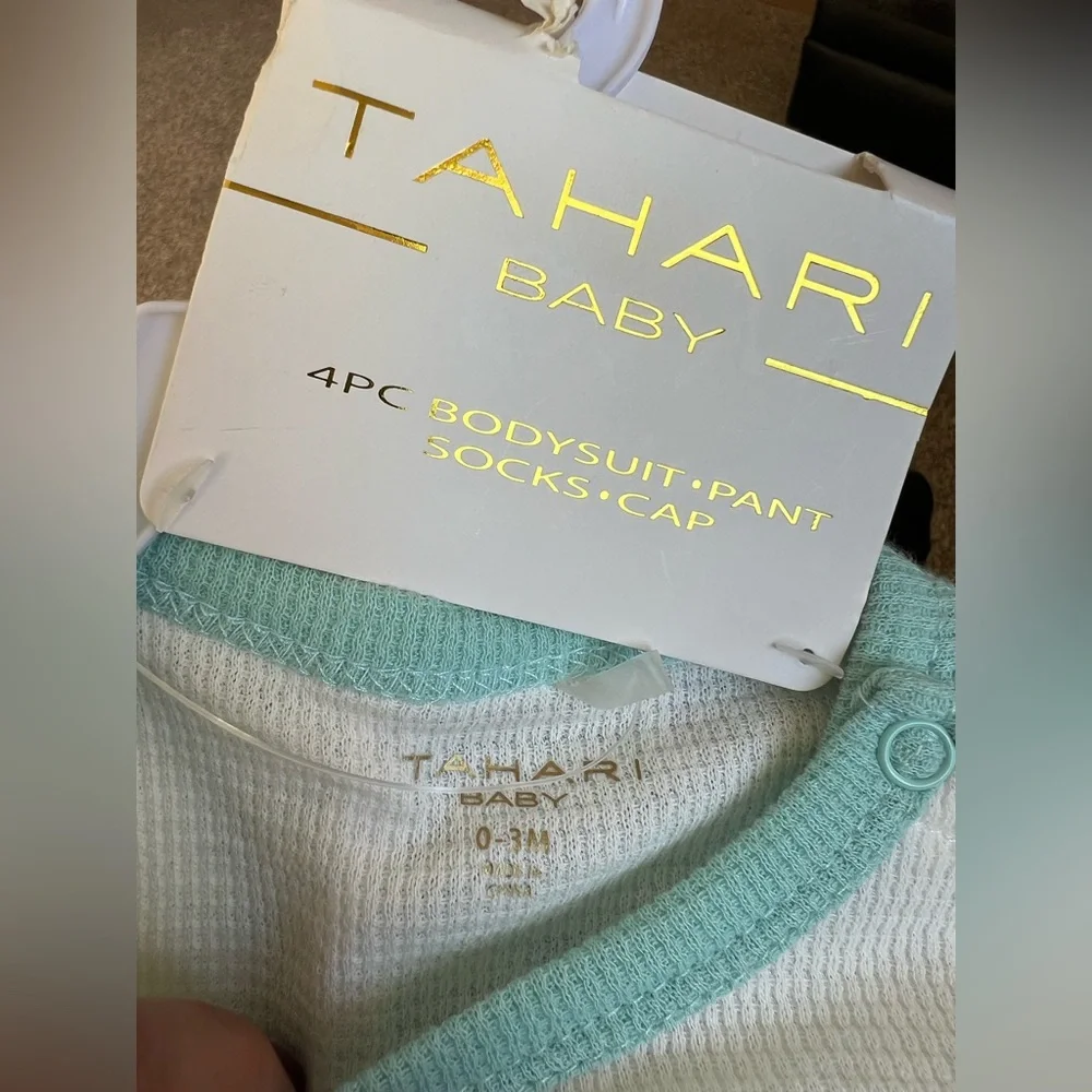 Tahari‎ Baby Mint and White Bodysuit Set Size 0-3 Months